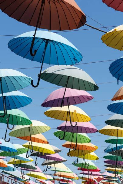 parapluies multicolores accrochés aux fils
 - Photo, image