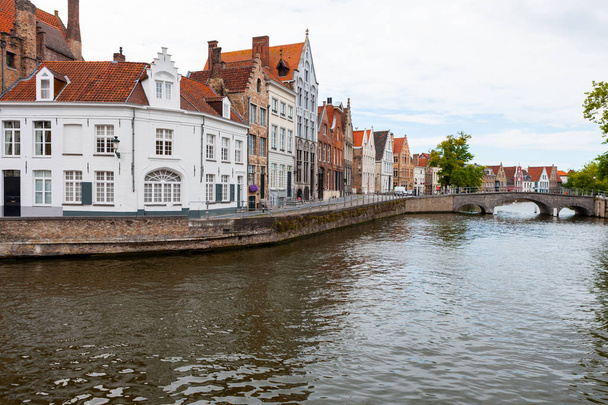 Langerei Kanalı eski Brugge, Bruges, Belçika 'dan geçiyor. - Fotoğraf, Görsel