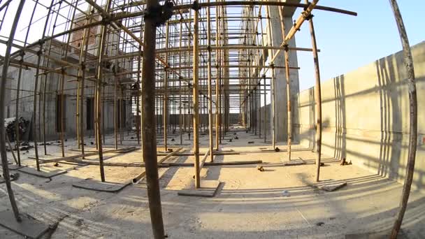 építési állványzat az építkezésen - Felvétel, videó