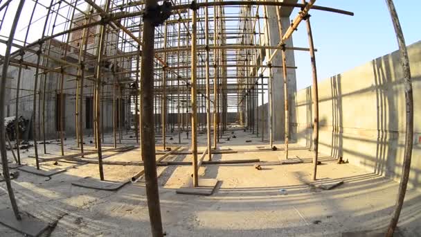rusztowania budowlane na placu budowy - Materiał filmowy, wideo