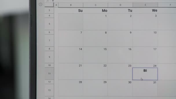 Escrevendo BIRTHDAY no dia 24 no calendário para lembrar esta data
. - Filmagem, Vídeo