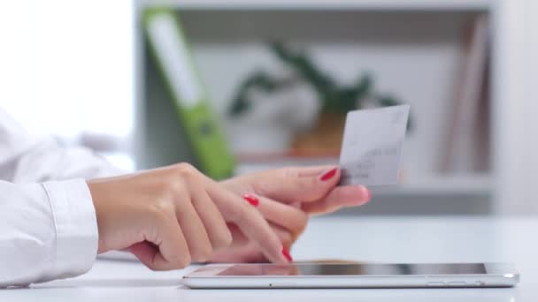 mujer comprando en línea con una tarjeta de crédito de plata
  - Metraje, vídeo
