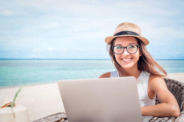 Young woman freelancer working on the beach  - Foto, Imagem