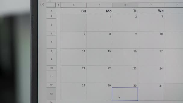 Het schrijven van Verjaardag op 30 op kalender om deze datum te herinneren. - Video
