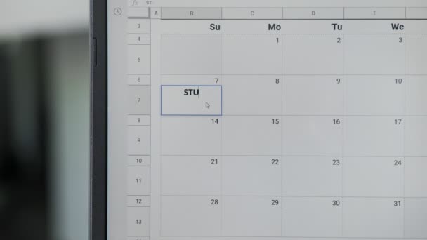 Studietijd schrijven op 7e op kalender om deze datum te onthouden. - Video