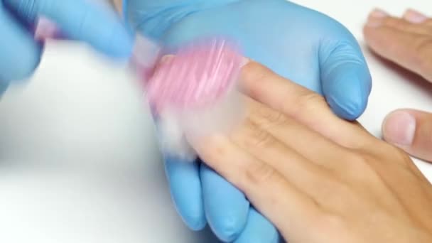mistr manikúry čistí nehty klienta - Záběry, video