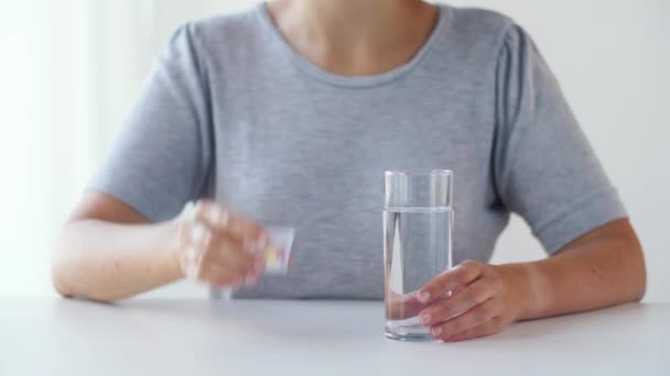 женщина принимает лекарства и питьевую воду
 - Кадры, видео