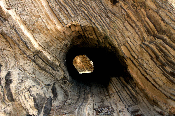 Отвір у скелястому місці ерозією в хвилях
 - Фото, зображення
