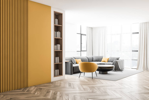 Angolo soggiorno bianco e giallo con libreria
 - Foto, immagini