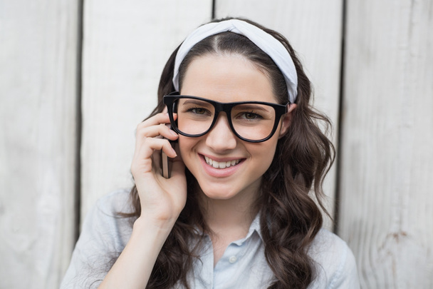 lachende trendy vrouw met stijlvolle glazen hebben telefoongesprek - Foto, afbeelding
