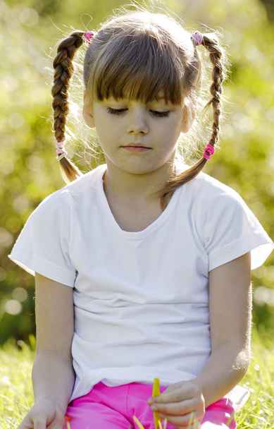 Kızın rahatlatıcı bir çayır - Fotoğraf, Görsel