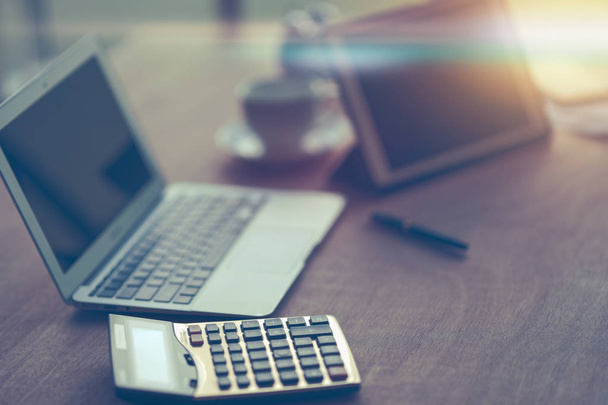 calculadora e laptop na mesa de trabalho
 - Foto, Imagem