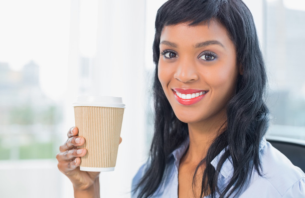 Attractive businesswoman holding coffee - Valokuva, kuva