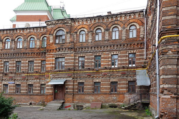 Vanhan tiilirakennuksen julkisivu Moskovassa. Vanha asuinrakennus
 - Valokuva, kuva