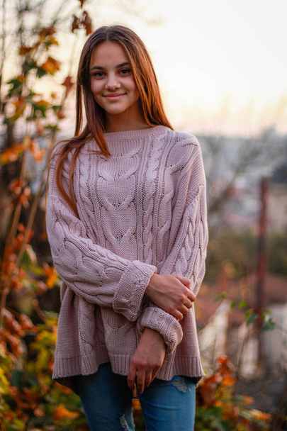 Autumn girl portraits. Sunset. Pink knitted sweater. Yellow leav - Foto, afbeelding
