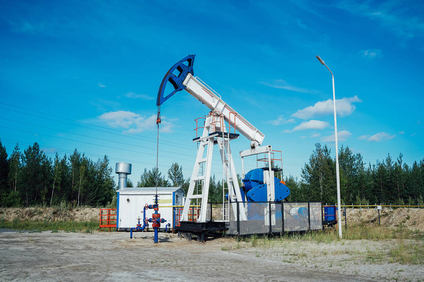 Ölturm, der Öl produziert. Probleme bei der Ölförderung - Foto, Bild