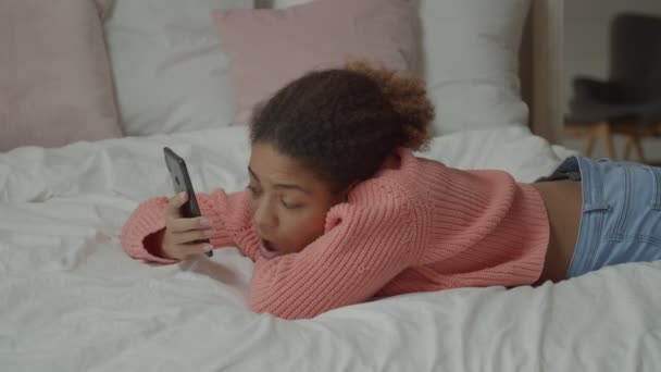 Cheerful african woman talking on phone in bedroom - Video, Çekim