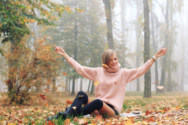 hermosa joven posando con hojas caídas
 - Foto, Imagen