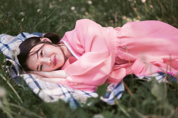 Korejky dívka v národních šatech na jaře foto les - Fotografie, Obrázek