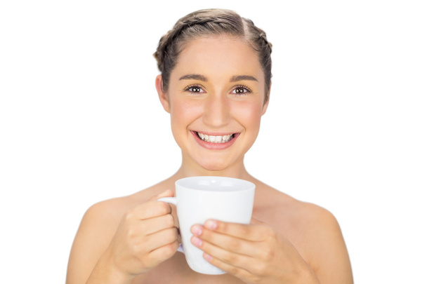 Hymyilevä luonnollinen malli tilalla kuppi kahvia
 - Valokuva, kuva
