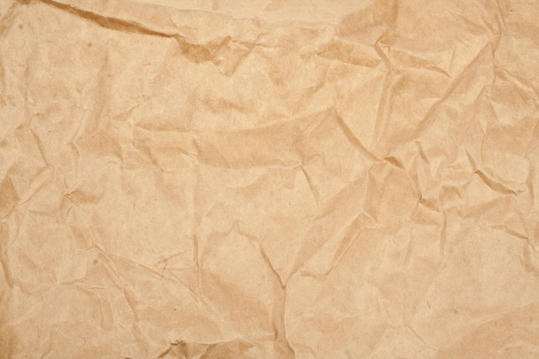 τσαλακωμένο χαρτί που απομονώνεται σε λευκό φόντο - Φωτογραφία, εικόνα