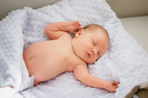 спить новонароджена дитина на ковдрі
 - Фото, зображення