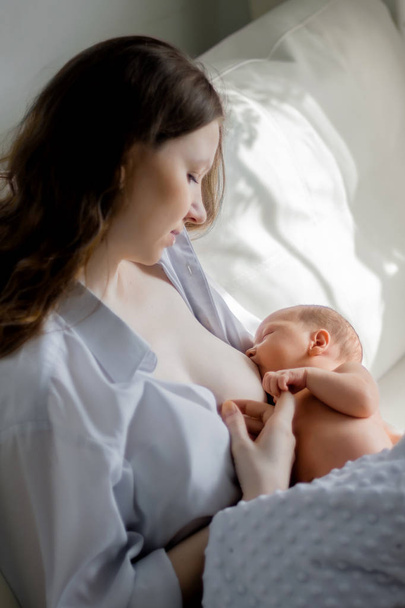 mother feeding her newborn with breast - Foto, immagini