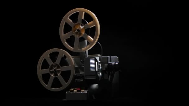Projektor zeigt Film beim Wechsel der Beleuchtung  - Filmmaterial, Video
