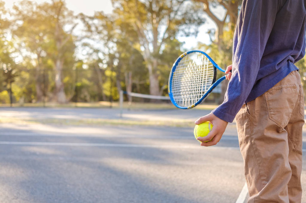 Menino australiano pronto para jogar tênis
 - Foto, Imagem