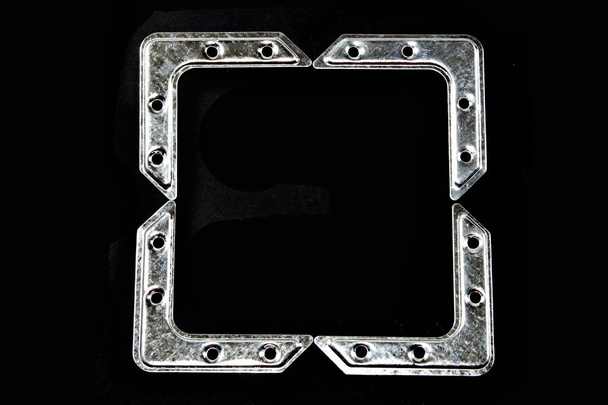metalli kiinnike eristetty mustalla pohjalla
 - Valokuva, kuva