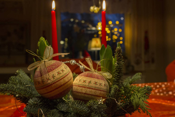 Décoration de Noël avec différents éléments festifs en rouge
  - Photo, image