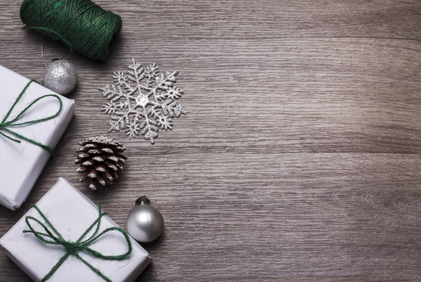 два подарка, завернутые в белую бумагу, завязанные зеленой веревкой на Рождество вид сверху с копировальным местом
 - Фото, изображение