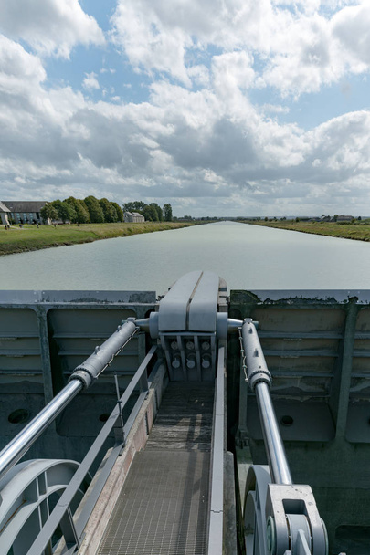 річкові замки та дряпини для регулювання потоку води в системі каналів
 - Фото, зображення