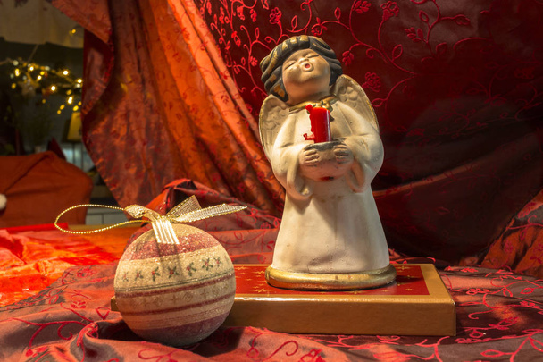 Dekorace na Vánoce s různými slavnostními prvky v červené  - Fotografie, Obrázek