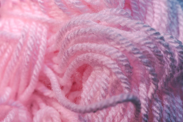 Κοντινό πλάνο όμορφο κουβάρι ροζ νήμα υφή φόντου. Μακροσκοπική προβολή φωτογραφίας. - Φωτογραφία, εικόνα