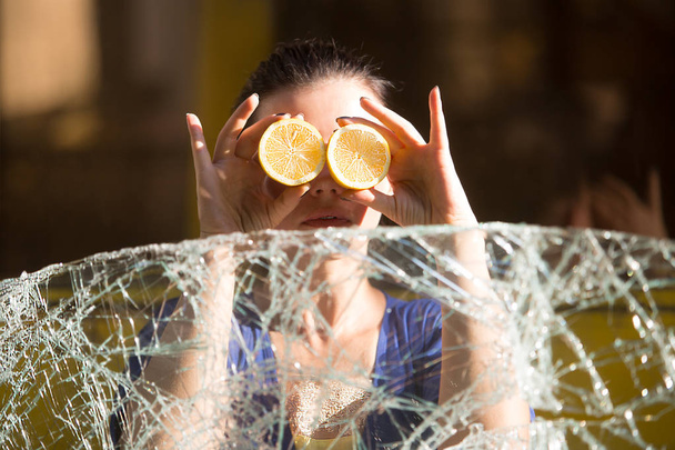 смешная красивая женщина шутит с лимонами. Концепция холодной болезни
 - Фото, изображение