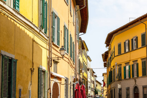 Экстерьер традиционных итальянских зданий с зелеными ставнями
 - Фото, изображение