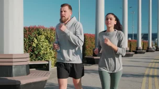 Couple jogging in the city - Záběry, video