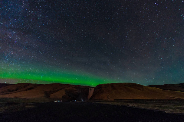 Της Ισλανδίας Aurora και ορεινή σιλουέτα - Φωτογραφία, εικόνα
