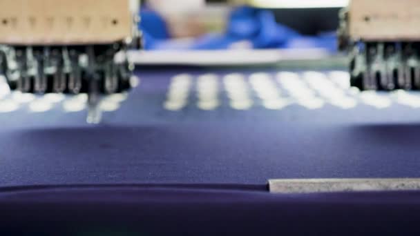 Máquina de costura fazendo crachá após um design digital
 - Filmagem, Vídeo
