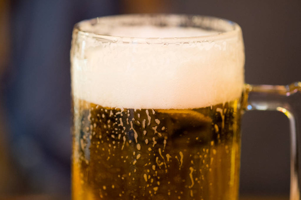 Склянка пива з прірвою і краплями води
 - Фото, зображення