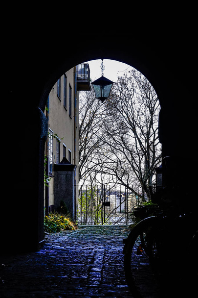 Estocolmo, Suécia Um pórtico e um arco com vista para Sodermalm em Heleneborgsgatan
. - Foto, Imagem