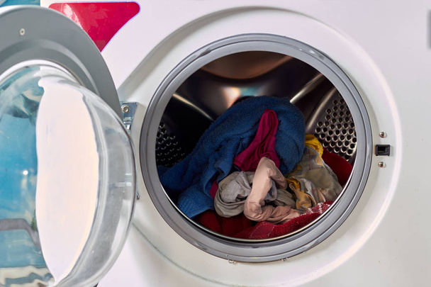 Roupa suja, pano na máquina de lavar roupa. Lavandaria, limpeza, porta redonda
. - Foto, Imagem