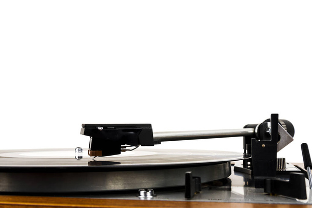 Gros plan du tourne-disque vinyle vintage isolé sur blanc
 - Photo, image