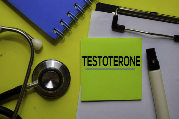 Testoteron auf den klebrigen Zetteln mit gelbem Hintergrund. Gesundheitswesen oder medizinisches Konzept - Foto, Bild