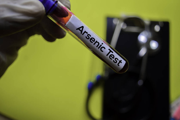Testo del test dell'arsenico con campione di sangue. Vista dall'alto isolata su sfondo nero. Sanità / Concetto medico
 - Foto, immagini