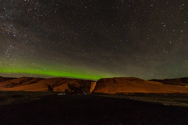 Της Ισλανδίας Aurora και ορεινή σιλουέτα - Φωτογραφία, εικόνα