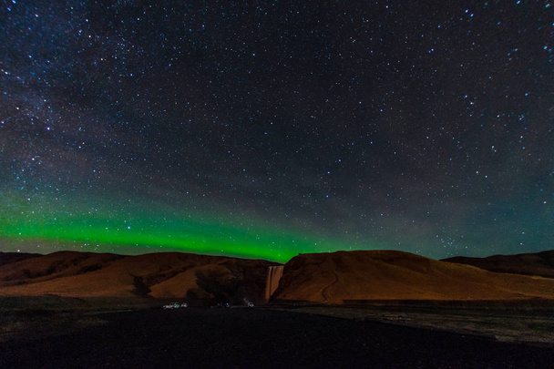 Islandzkiej zorzy polarnej i górskiej sylwetki - Zdjęcie, obraz