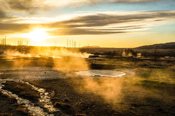 Cenário e nascer do sol da Islândia Geysir
 - Foto, Imagem