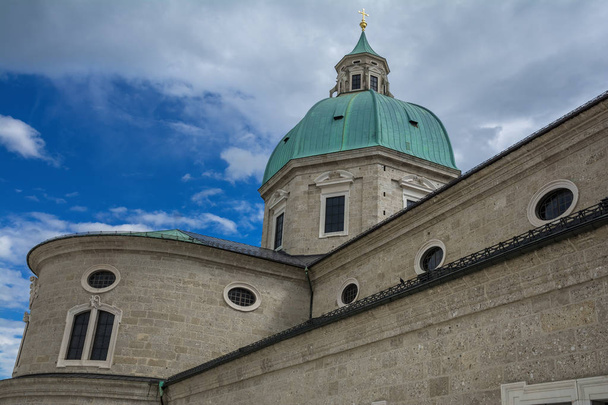 Exterior of the Salzburg cathedral (Dom zu Salzburg ), in the heart of the historic center of the city, masterpiece of early baroque art.  - Foto, imagen